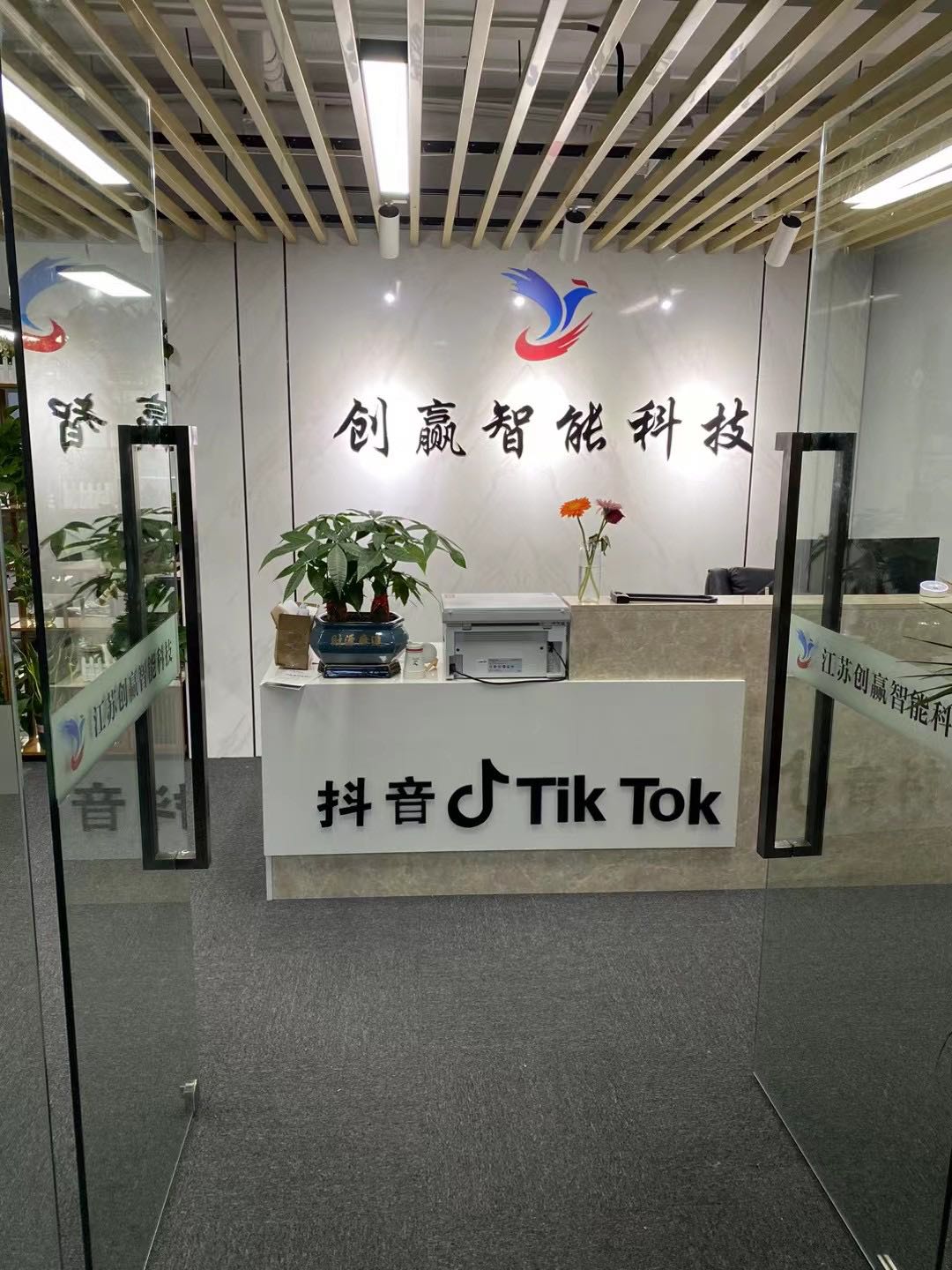  独家玩法，官方手游，无需人工